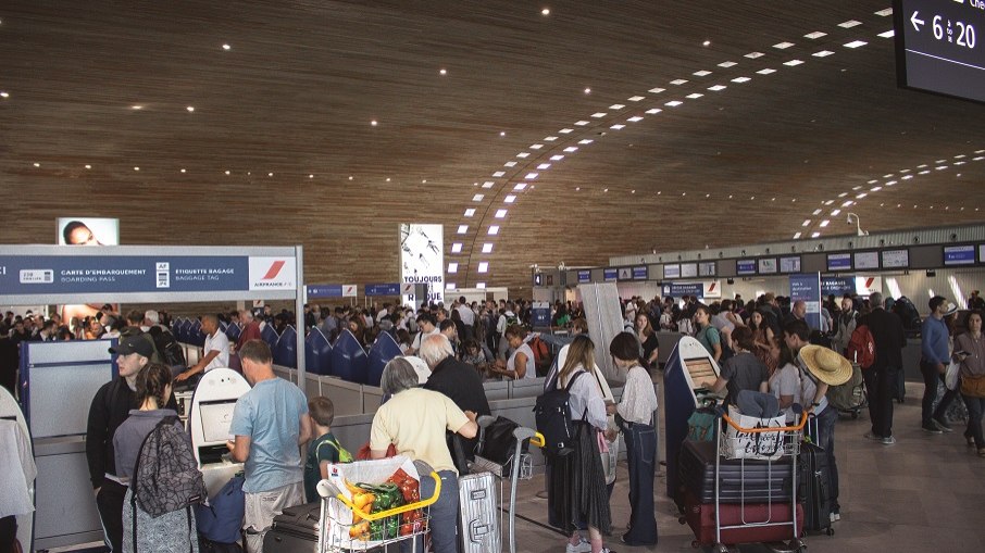 Alta demanda tem gerado caos em aeroportos de todo o mundo.