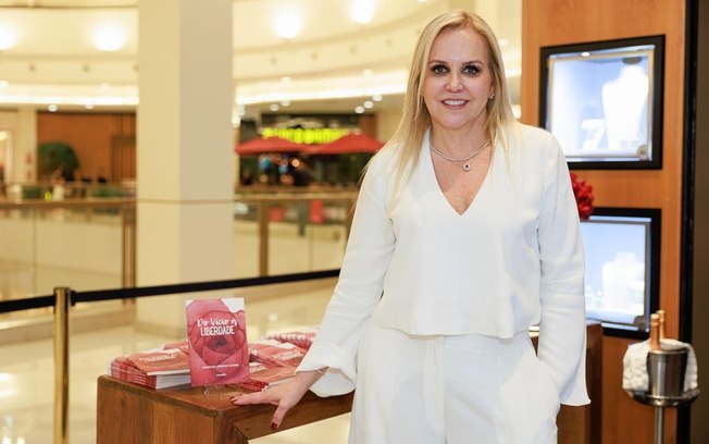 Em noite de autógrafos na joalheria Grifith, Roseane Jordão lança primeiro livro