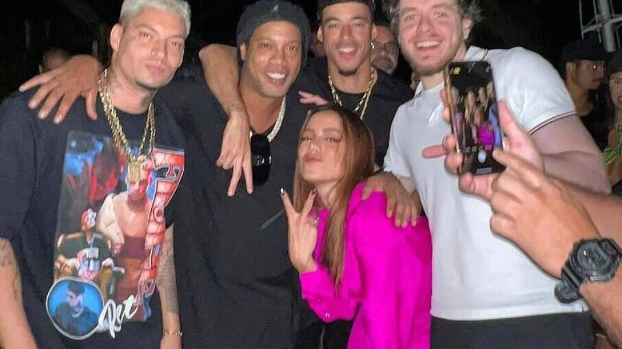 Anitta curte festa com Ronaldinho Gaúcho