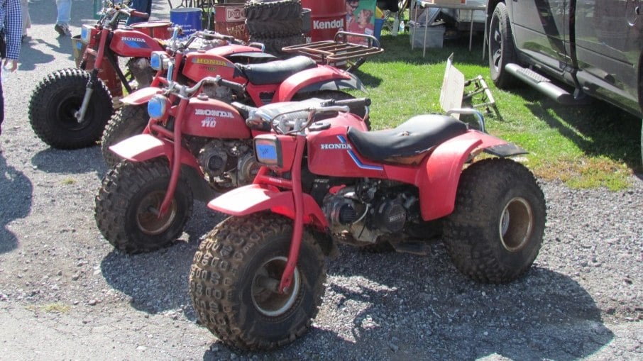 Os triciclos ATV não tinham suspensão e os “trancos” eram suavizados pelos enormes pneus