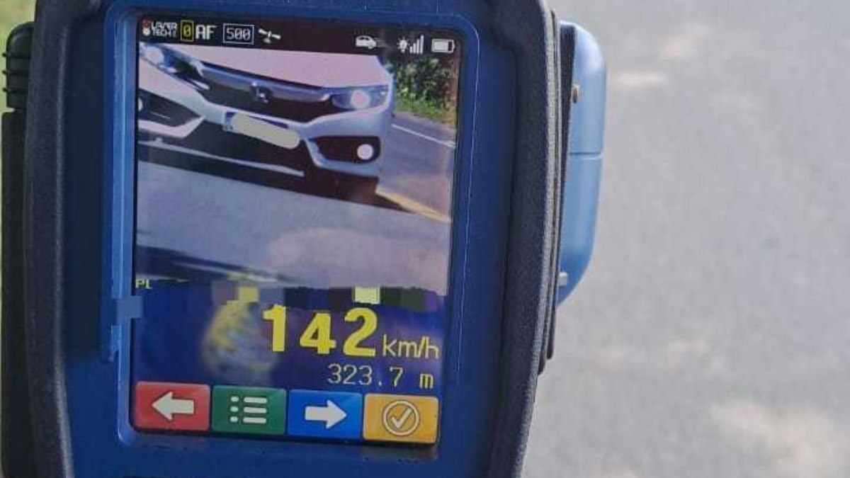 Carro a 142 km/h Carro a 142 km/h