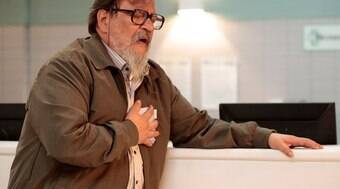 Tanaka passa mal após dançar com Mocinha em "Sol Nascente"