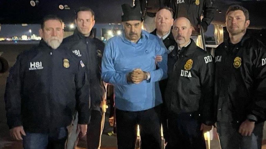 Nicolás Maduro com os agente federais, na chegada aos EUA