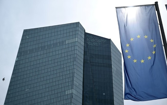 Uma bandeira da UE hasteada em frente à sede do Banco Central Europeu em 11 de abril de 2024, na cidade alemã de Frankfurt