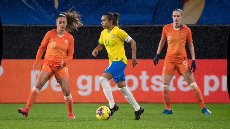 Marta e outros jogadores usaram chuteiras pretas em forma de protesto por diversos motivos