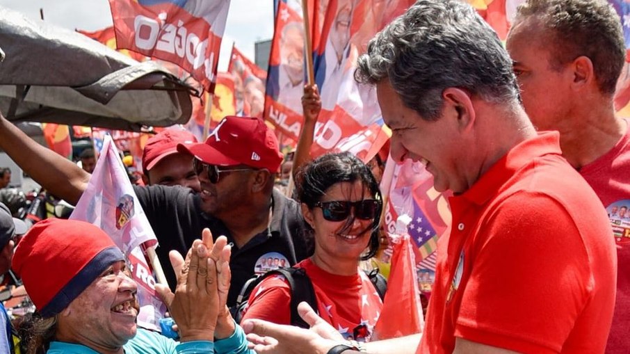Rogério Carvalho tem reunido diversos apoiadores em atos de campanha