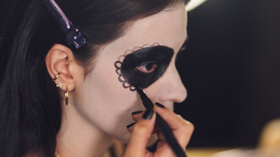 Halloween: dermatologista alerta para o perigo de tintas, sprays e maquiagens