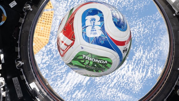 Vídeo: astronautas jogam futebol no espaço para explicar estudos