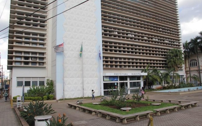 Prefeito, vice e secretários ficam sem salários e servidores sem horas extras em Araraquara