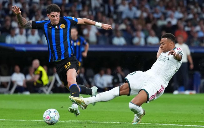 Mbappé celebra gol sobre a Inter de Milão ao lado de Vini Jr