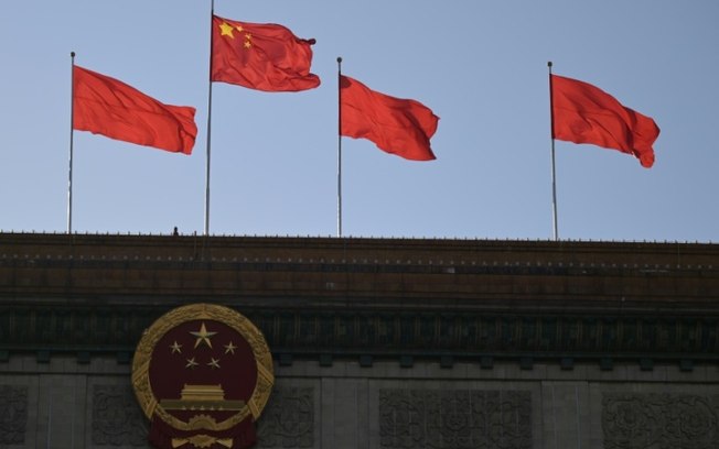 Bandeiras chinesas hasteadas no Grande Salão do Povo em Pequim, em 3 de março de 2024