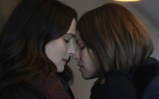 Rachel McAdams e Rachel Weisz se beijam em cena do drama 