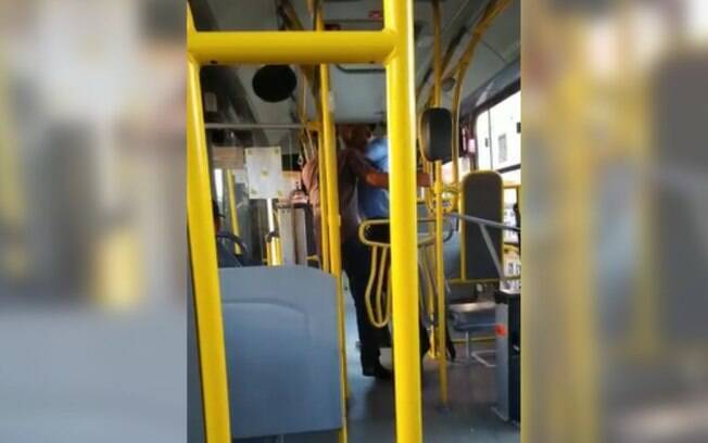 Vídeo: motorista agride passageiro dentro de ônibus em Campinas