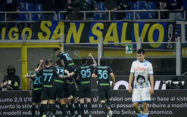 Inter de Milão vence o Napoli e se aproxima da liderança do Campeonato Italiano