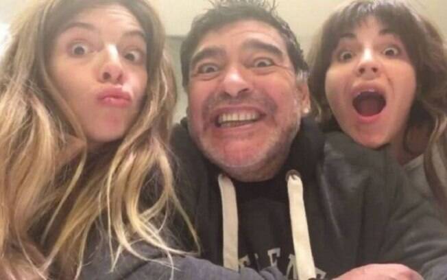 Maradona teria sido afastado de sua família por advogado