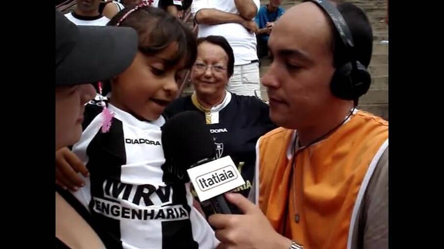 Rebeca Penna criança em entrevista a Itatiaia, em um jogo do Atlético-MG