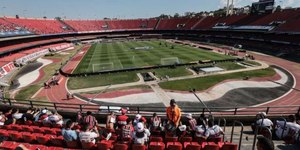 Torcida faz pacto, "poupa" jogadores e mira diretoria no Morumbis