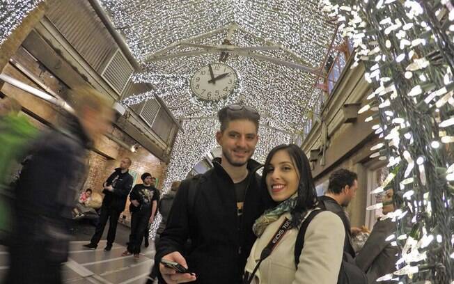 Vinícius e Julia no mercado que foi montado em uma antiga fábrica de biscoitos