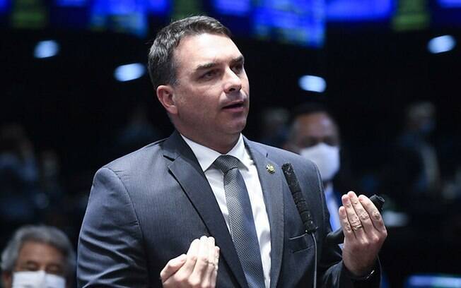 Flávio Bolsonaro (Republicanos-RJ) é acusado de praticar rachadinha na Alerj