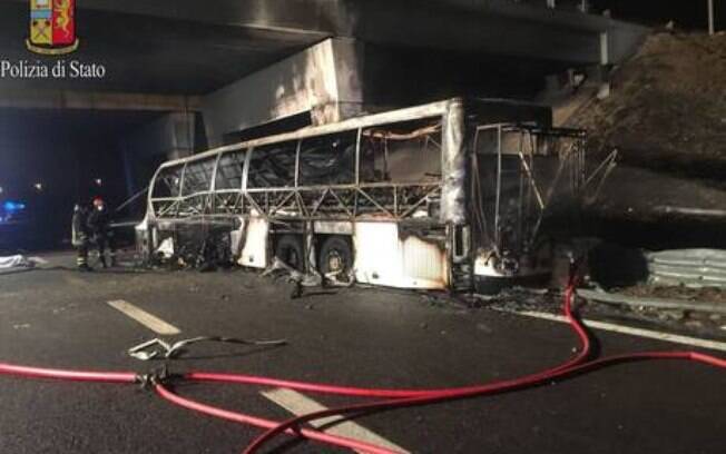 Veículo atingido por incêndio transportava estudantes húngaros; pelo menos 13 pessoas se feriram gravemente