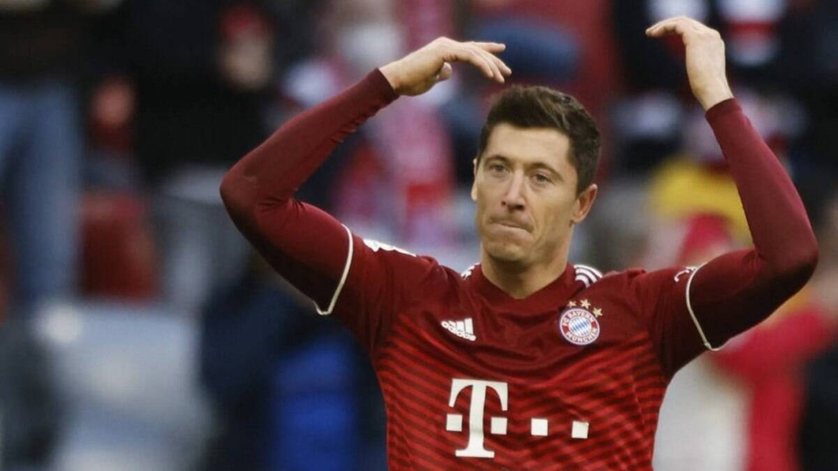 Bayern de Munique sai atrás contra o lanterna, mas vira com dois de Lewandowski e vence na Bundesliga