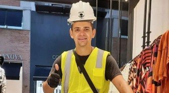 Conhe%C3%A7a%20o%20homem%20que%20conserta%20vidas%20com%20amor%20e%20sorrisos