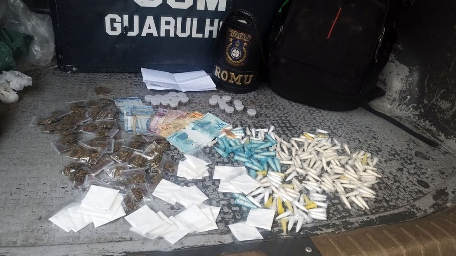 Suspeito carregava uma sacola com 144 embalagens com crack, 77 com cocaína, 74 com maconha e 20 frascos de lança-perfume, além de 371 reais em dinheiro. Suspeito carregava uma sacola com 144 embalagens com crack, 77 com cocaína, 74 com maconha e 20 frascos de lança-perfume, além de 371 reais em dinheiro.