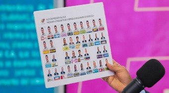 Maduro apresenta cédula de votação em que aparece 13 vezes