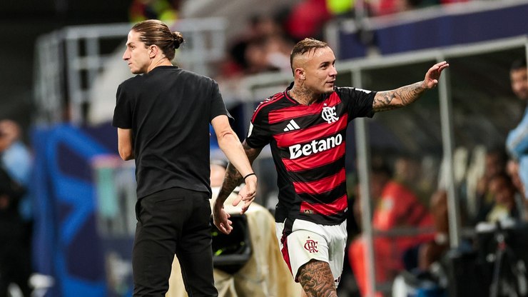 Filipe%20Lu%C3%ADs%20afirma%20que%20PSG%20%C3%A9%20%22melhor%20time%20do%20mundo%22