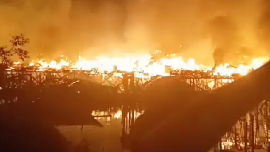 Incêndio atinge comunidade no litoral de São Paulo