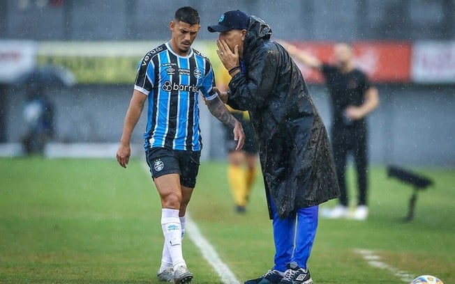 Mayk em um dos jogos como titular em seu início de trajetória pelo Grêmio