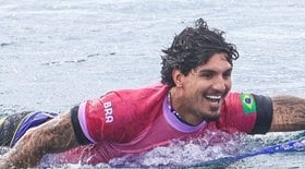Olimpíadas: Medina supera João Chianca e se classifica para a semifinal no surfe