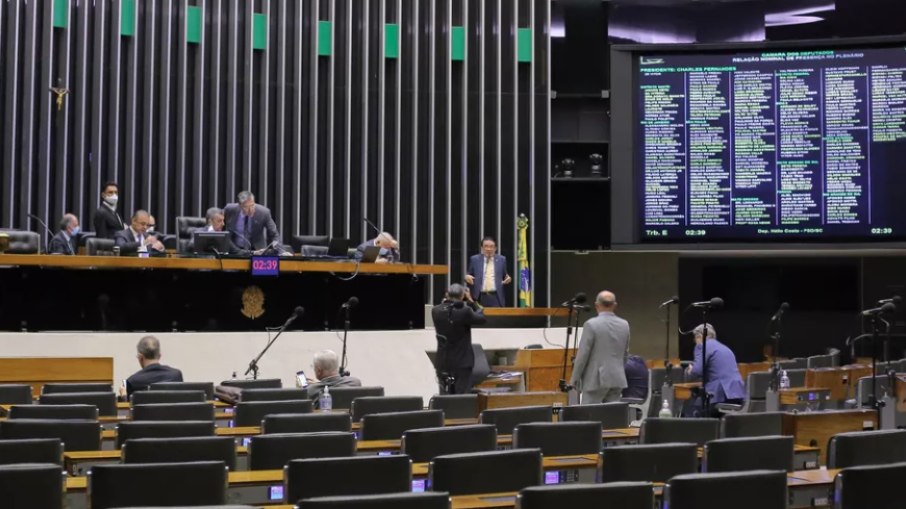 Câmara dos Deputados aprovou medida que reajusta Auxílio Brasil e cria voucher para caminhoneiros