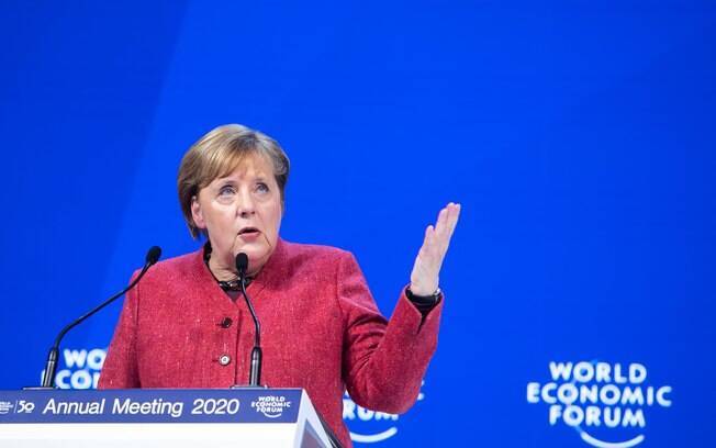 A postura de Angela Merkel foi de muita transparência com a população; a Alemanha se tornou referência em esquema de testagem