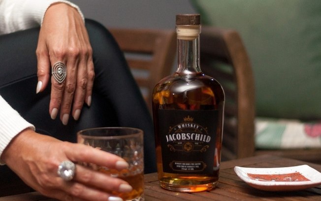 Licor de whiskey americano chega ao mercado brasileiro