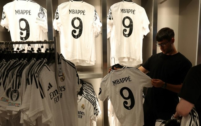 Camisas de Kylian Mbappé começaram a ser vendidas na loja oficial do Real Madrid, no estádio Santiago Bernabéu