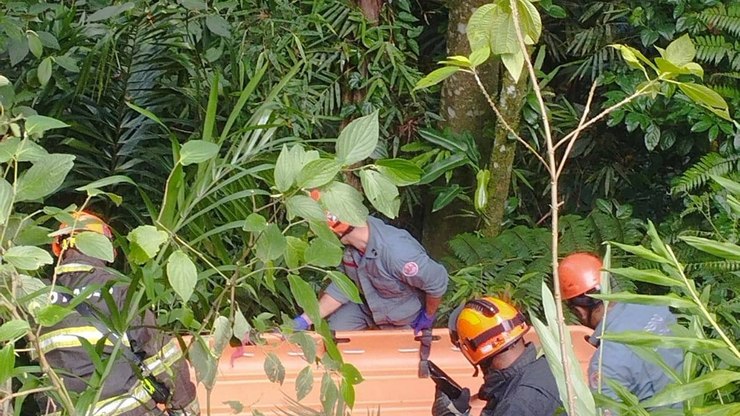 Acidente de moto em Ubatuba arremessa garupa em ribanceira de 15 metros