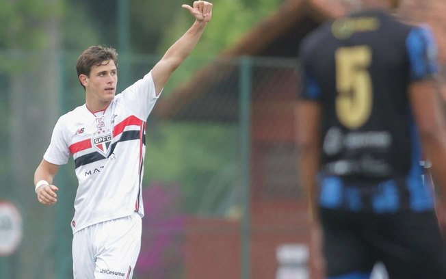 Jogadores do São Paulo celebram vitória sobre o União-TO