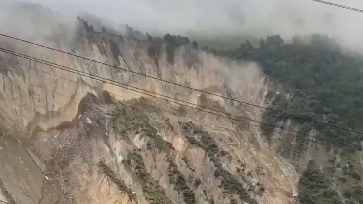 Um mês após avalanche, montanha desaba com chuvas no Nepal