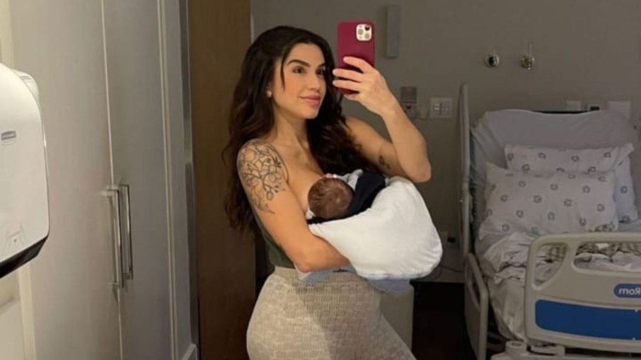 Paula Amorim com o filho recém-nascido Theo