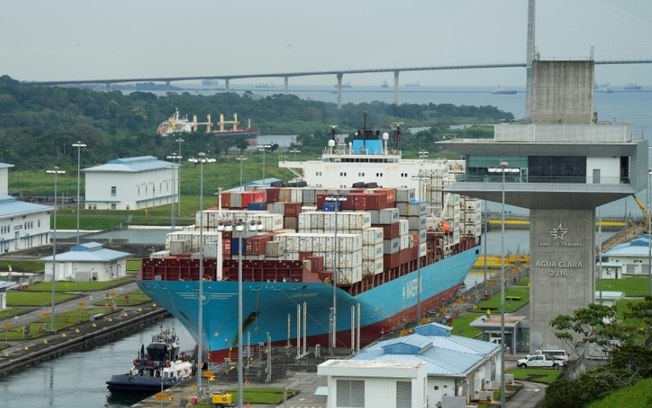 O porta-contêineres Lars Maersk entra nas eclusas de Água Clara, na costa atlântica do Canal do Panamá, em 28 de dezembro de 2024