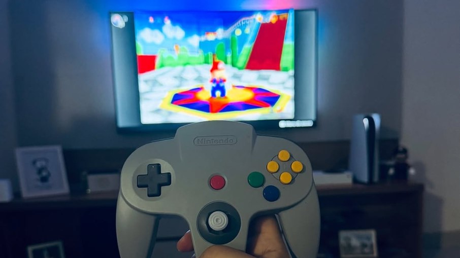 Padre Edson durante partida de videogame