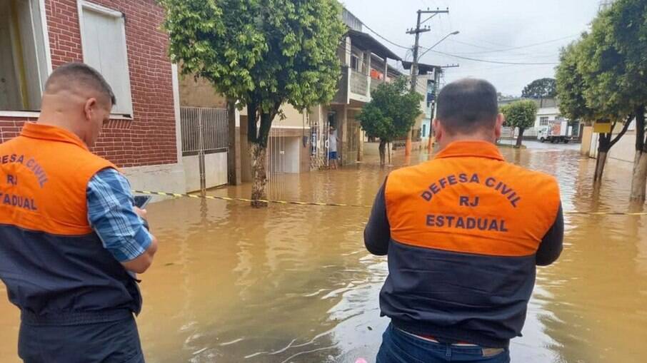 Chuva em Petrópolis: Centro histórico vira lamaçal a céu aberto
