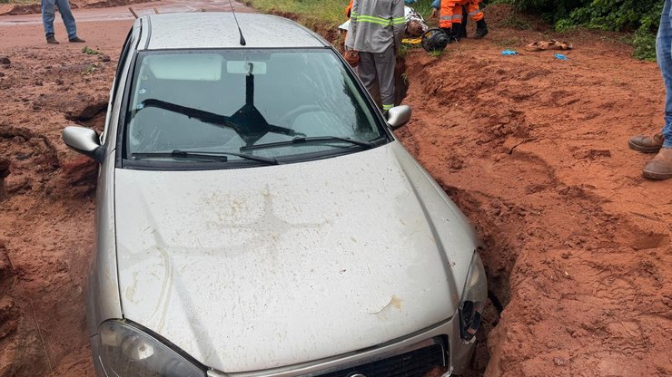 Homem é resgatado após passar madrugada com cabeça presa em barro