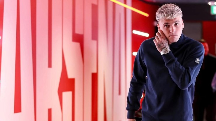 Jogador da Premier League é afastado após flertar com menor