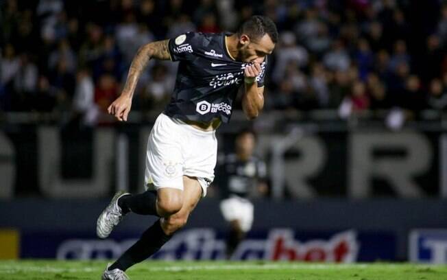 Após garantir vitória contra o Bragantino, Renato Augusto afirma: 'Corinthians vive de vitórias'