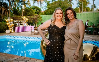 Mãe e filha, Elizabeth e Isabela Naoum celebram aniversários cercadas de amigas