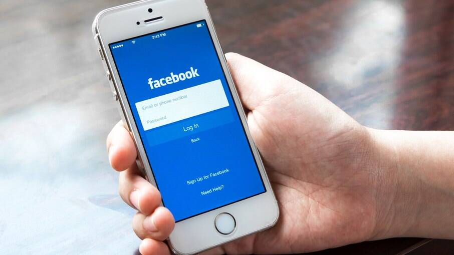 Facebook começa a reduzir conteúdo político