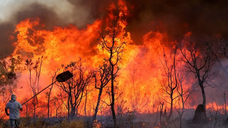 Tempo%20seco%20e%20ventos%20mant%C3%AAmestados%20em%20alerta%20para%20queimadas