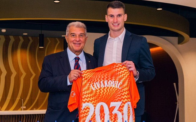 Barcelona anuncia a contratação do goleiro Livakovic